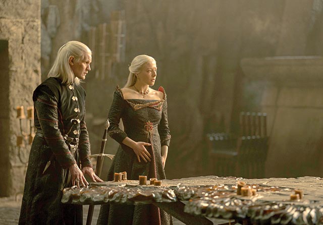 KLAN TARGARYEN: Daemon dan istrinya yang menjadi penerus takhta, Rhaenyra. (HBO) - Image