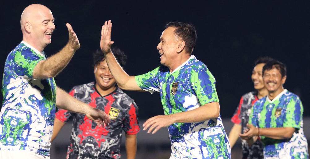 Ketum PSSI Mochamad Iriawan alias Iwan Bule (kanan) bermain fun football bersama Presiden FIFA Gianni Infantino di Stadion Madya, Senayan, Jakarta (18/10). (Twitter PSSI) - Image