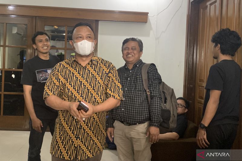 Komisioner Komnas HAM Choirul Anam (kedua kiri) pada saat berada di kantor Arema FC di Kota Malang, Jawa Timur, Jumat (21/10/2022). ANTARA/Vicki Febrianto - Image
