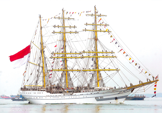 TUNTASKAN MISI DIPLOMASI: Sargas Kartika Jala Krida (KJK) Taruna AAL angkatan ke-69 yang menaiki KRI Bima Suci tiba di Markas Komando Armada II, Dermaga Madura Ujung, Surabay, Rabu (18/10). (Ahmad Khusaini/Jawa Pos) - Image