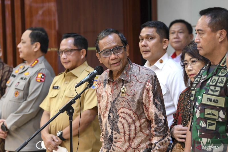 Menteri Koordinator Politik, Hukum dan Keamanan (Menkopolhukam) Mahfud MD (ketiga kiri) didampingi Menteri Dalam Negeri Tito Karnavian (kedua kiri), Panglima TNI Jenderal TNI Andika Perkasa (kanan) dan Wakapolri Komjen Pol Gatot Eddy Pramono (kiri) bersia - Image