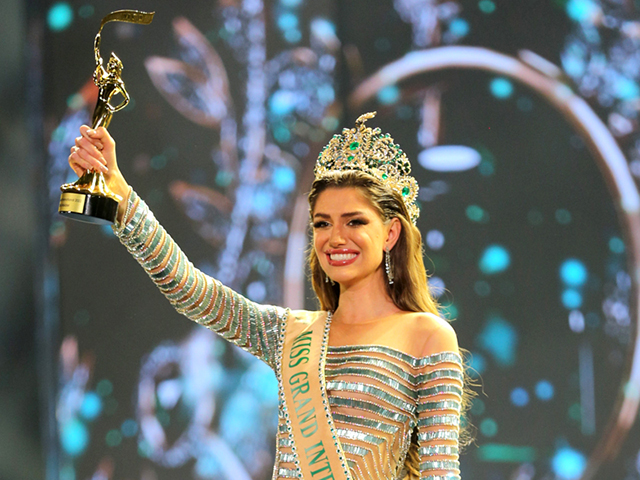 DARI NEGERI SAMBA: Isabella Menin terpilih sebagai Miss Grand Internasional 2022 di Sentul Internasional Convention Center, Kabupaten Bogor, tadi malam (25/10). (IMAM HUSEIN/JAWA POS) - Image