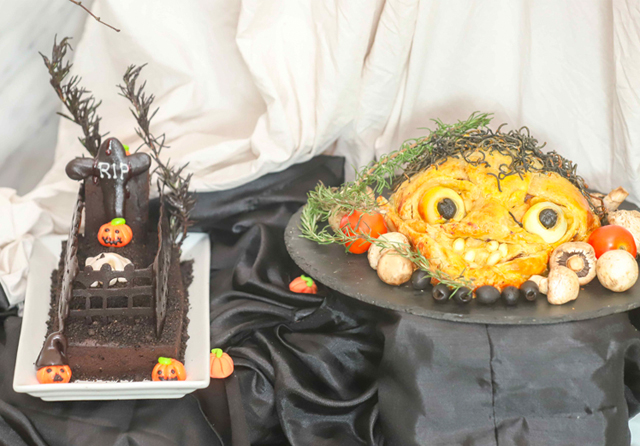 HARUS BERSABAR: Proses menghias dua menu bertema Halloween ini butuh ketelatenan ekstra supaya mendapatkan tampilan seram sesuai yang diinginkan. (Allex Qomarulla/Jawa Pos) - Image