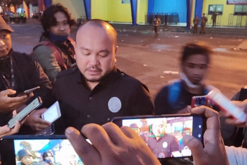 Manajer tim Arema FC, Ali Rifki memberikan pernyataan kepada wartawan di Stadion Kanjuruhan, Kabupaten Malang, Jawa Timur, Minggu (2/10/2022). (ANTARA/Willy Irawan) - Image