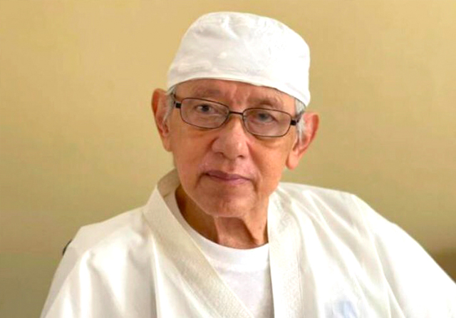 PENSIUNAN: Usia Nugraha Besoes saat ini sudah 81 tahun. Meski begitu, dia masih aktif mengikuti perkembangan sepak bola Indonesia. (Nugraha Besoes untuk Jawa Pos) - Image