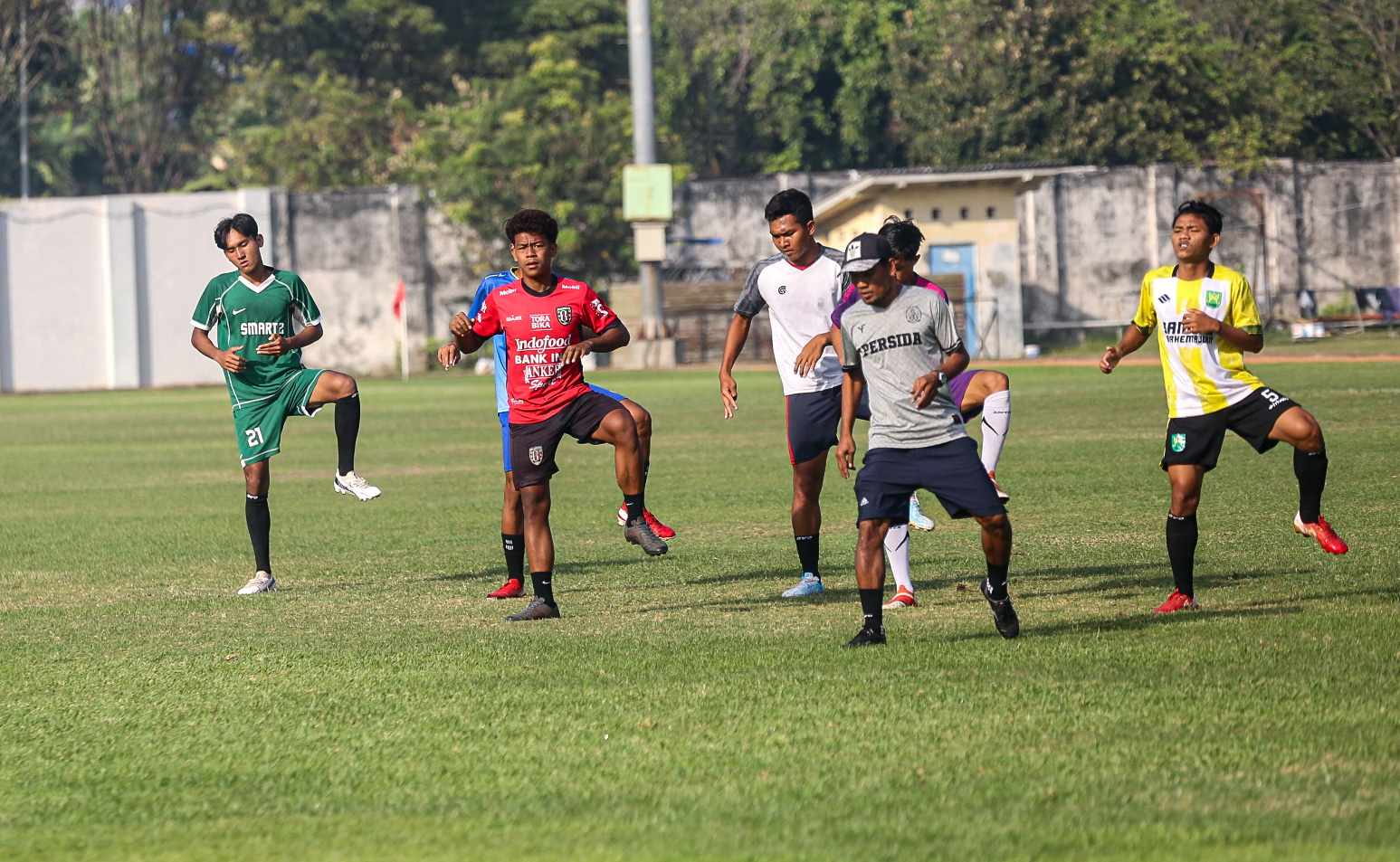 BELUM ADA PELATIH: Skuad Persida Sidoarjo saat berlatih di Stadion Jenggolo, Sidoarjo (3/9). DIMAS MAULANA/JAWA POS - Image