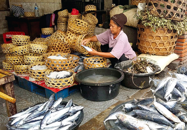 DIPROSES: Seperti inilah pemindangan ikan tangkapan para nelayan di Pusat Pemindangan Ikan (PPI) Desa Kusamba. (Ayu Putri/Jawa Pos Radar Bali) - Image