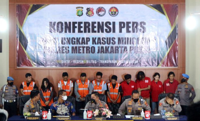 Kapolda Metro Jaya Irjen Pol Fadil Imran (tengah) menggelar konferensi pers ungkap kasus narkotika yang menyeret Irjen Pol Teddy Minahasa sebagai tersangka kasus dugaan peredaran narkoba jenis sabu-sabu di Jakarta Pusat, Jumat (14/10/2022). ANTARA/Fianda - Image