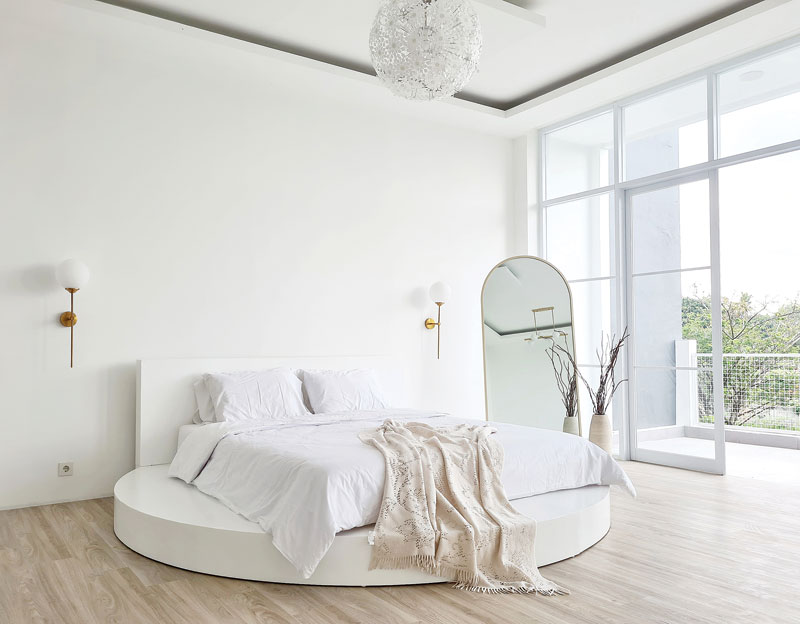 VISUAL RINGAN: Desain customized bed yang mempercantik kamar utama. Tampilan all white menghasilkan visual yang light. (HESTY PURWADI UNTUK JAWA POS) - Image