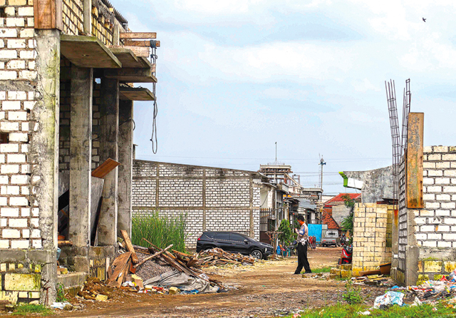 OBJEK SENGKETA: Tanah yang telah dikavling di Surabaya Utara dijual oleh tersangka kepada warga. Padahal, tanah tersebut milik orang lain dan bersertifikat. (Allex Qomarulla/Jawa Pos) - Image