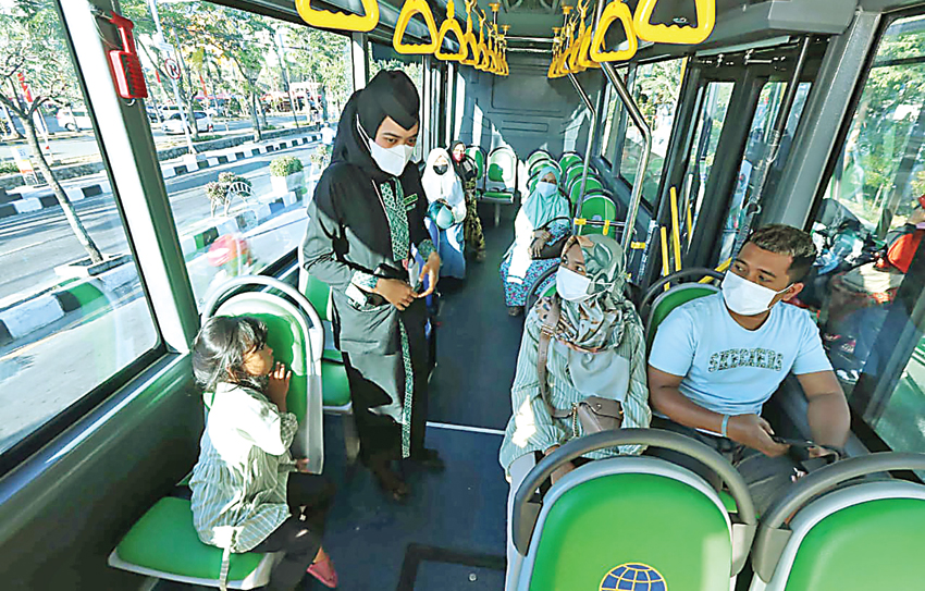 DARI BERBAGAI KALANGAN: Penumpang di dalam bus Trans Jatim Jumat (14/10) lalu. Halte bus Trans Jatim di depan kantor bupati Gresik di Jalan Wahidin Sudirohusudo. (GUSLAN GUMILANG/JAWA POS) - Image