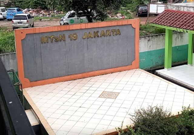 Tembok MTsN 19 Jakarta sebelum roboh. (Yahya Sofyan via Google Photos) - Image