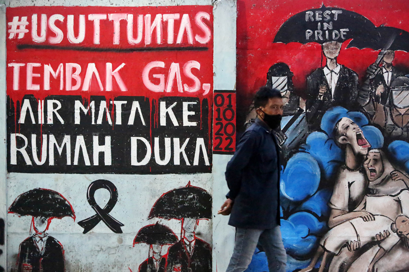 USUT TUNTAS: Mural berisi tuntutan penangkapan tragedi Kanjuruhan di kawasan Kayutangan, Kota Malang, Rabu (5/10). (ROBERTUS RISKY/JAWA POS) - Image