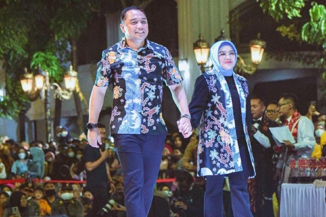 Wali Kota Surabaya Eri Cahyadi dan istri mengenakan batik khas Surabaya. Istimewa - Image