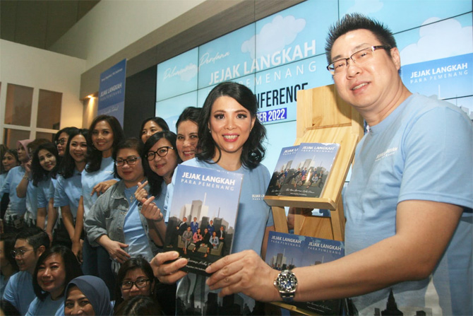 Country Chair MDRT Indonesia 2021-2023, Dedy Setio di sela peluncuran buku Jejak Langkah Para Pemenang - Kumpulan Kisah Sukses 50 Agen Asuransi Jiwa di Jakarta, Kamis (3/11). - Image