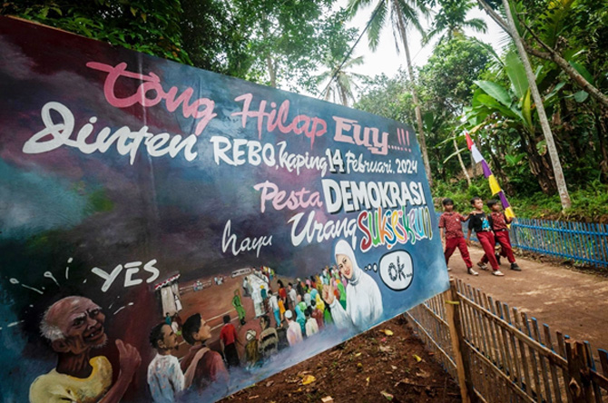 Sejumlah siswa melintas di mural kampung demokrasi di Cileles, Lebak, Banten, Rabu (9/11/2022). Pencanangan Kampung Demokrasi tersebut dalam rangka menggelar sosialisasi serta edukasi pendidikan politik bagi masyarakat guna mensukseskan Pemilu dan Pilkada - Image