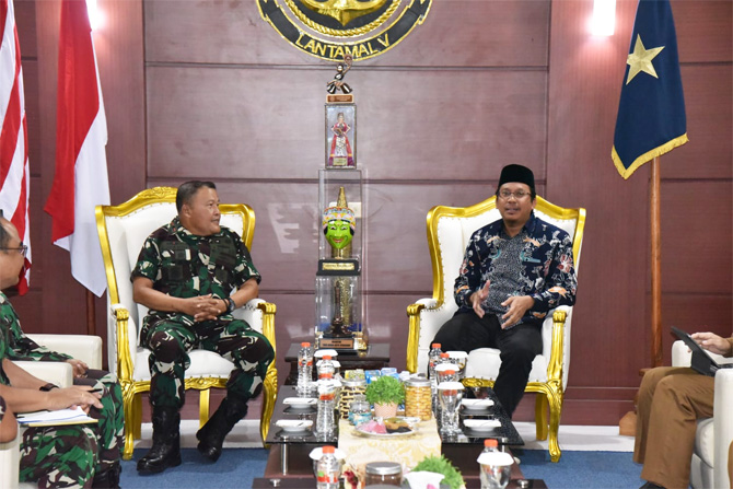 Bupati Sidoarjo Ahmad Muhdlor menemui Danlantamal V Laksamana Pertama TNI Supardi membahas rencana keberlanjutan pembangunan monumen Ilyushin. - Image