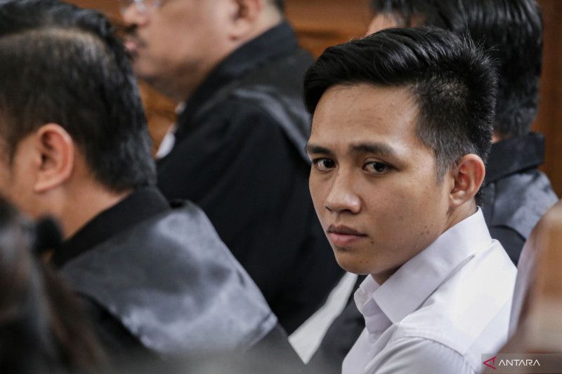 Terdakwa kasus pembunuhan berencana terhadap Nofriansyah Yosua Hutabarat atau Brigadir J, Richard Eliezer bersiap menjalani sidang lanjuutan di Pengadilan Negeri Jakarta Selatan, Jakarta, Senin (21/11/2022). ANTARA FOTO/Fauzan/aww. - Image