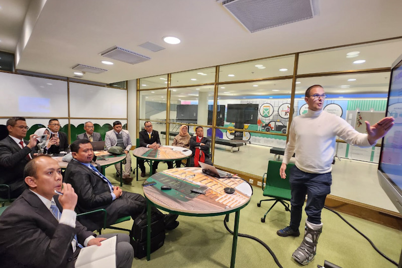 Chief Digital Officer City of Helsinki City Mikko Rusama (kanan) saat mempresentasikan perubahan digital kepada tim Pemkab Sumedang. (Istimewa) - Image