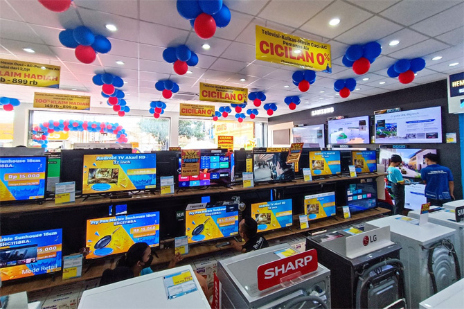 PT Erablu Elektronik, perusahaan patungan Erajaya Digital dan The Gioi Di Dong dari Vietnam membuka toko EraBlue pertama di Indonesia, di Ciledug, Tangerang. - Image