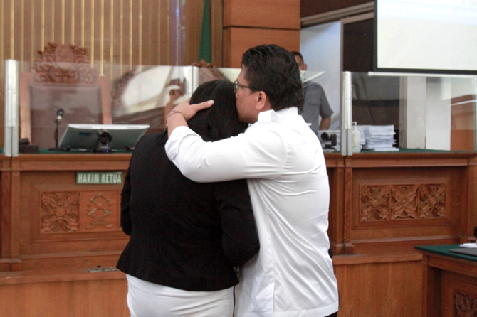 Terdakwa kasus dugaan pembunuhan berencana terhadap Brigadir Nofriansyah Yosua Hutabarat, Ferdy Sambo memeluk sang istri Putri Chandrawathi sebelum menjalani sidang lanjutan di Pengadilan Negeri Jakarta Selatan, Jakarta, Selasa (29/11/2022). Sidang berage - Image