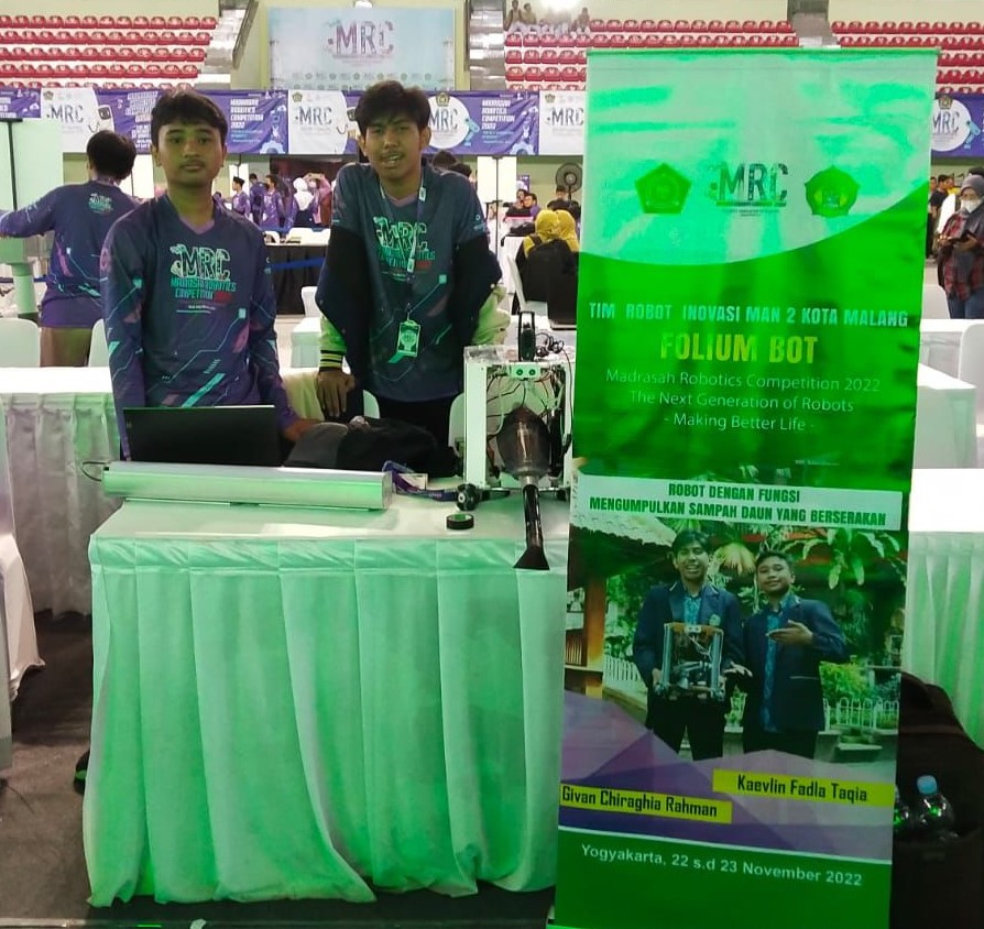 Robot pembersih jalan raya karya dua siswa MAN 2 Kota Malang mengikuti ajang Madrasah Robotic Competition (24/11). Foto : Humas Kemenag - Image
