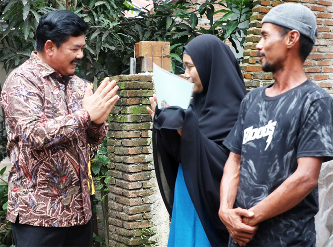 Menteri Agraria dan Tata Ruang/Badan Pertanahan Nasional (ATR/BPN) Hadi Tjahjanto terjun langsung menyerahkan sertipikat ke rumah warga di Kabupaten Gowa. - Image