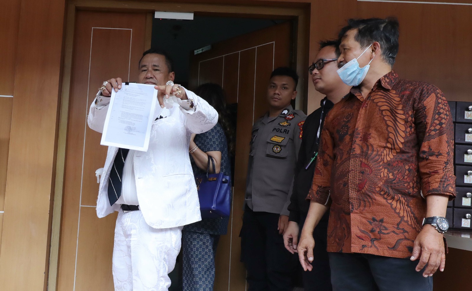 Hotman Paris usai mendampingi Pemeriksaan Teddy Minahasa di Dirnarkoba, Polda Metro Jaya, Jakarta, Jumat (18/11/2022). Hotman Paris mengungkap kalau barang bukti sabu yang selama ini dipermasalahkan tidak utuh ketika berada di tangan tersangka eks Kapolre - Image