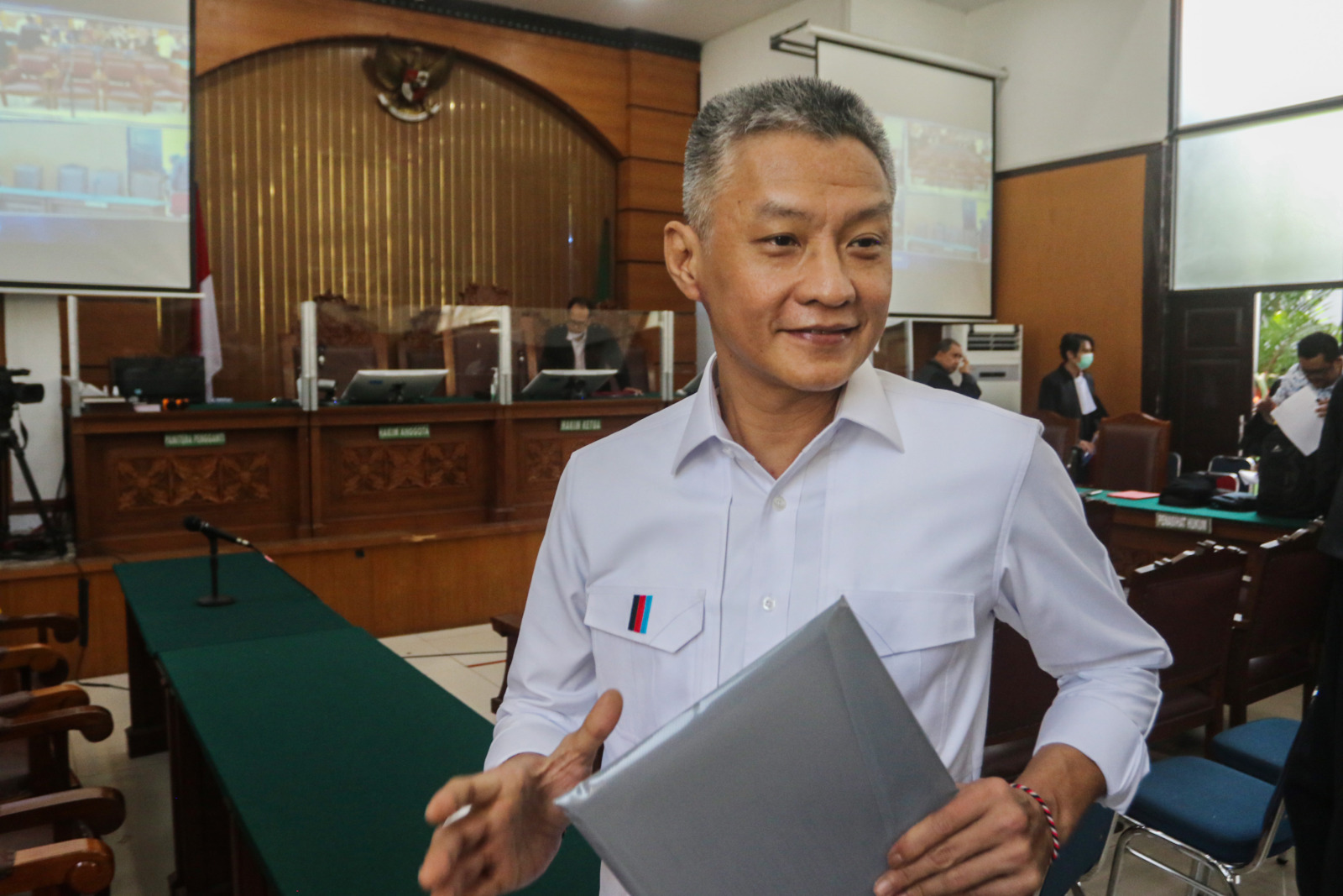 Terdakwa kasus obstruction of justice perkara pembunuhan berencana Brigadir J, Brigjen Hendra Kurniawan usai menjalani sidang lanjutan di Pengadilan Negeri Jakarta Selatan, Kamis (24/11/2022). Hakim Ketua Akhmad Suhel memutuskan sidang terdakwa Hendra Kur - Image