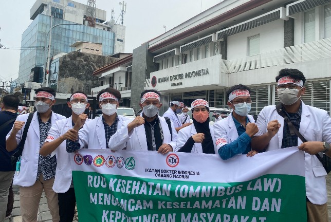 Dokter dan tenaga kesehatan aksi damai di kantor IDI Jatim. Rafika Yahya/JawaPos.com - Image