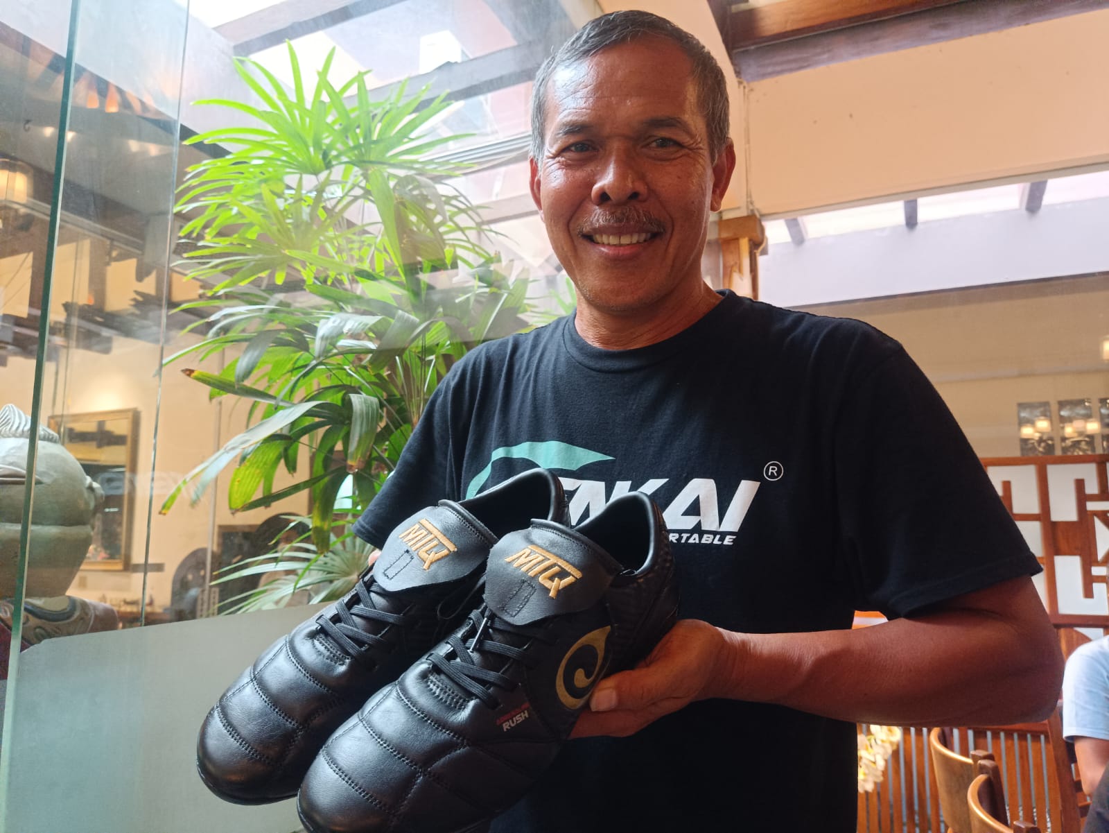 FARID S. MAULANA/JAWA POS BANGGA: Mustaqim menunjukkan model sepatu signature-nya. - Image