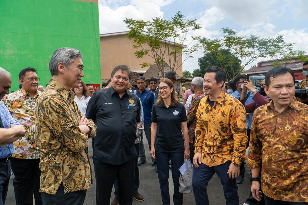 Airlangga Hartarto mengajak Duta Besar Amerika Serikat untuk Indonesia Sung Y. Kim dan Duta Besar Kanada untuk Indonesia Nadia Burger kunjungan ke Batam, pada Jumat (4/11). (istimewa) - Image