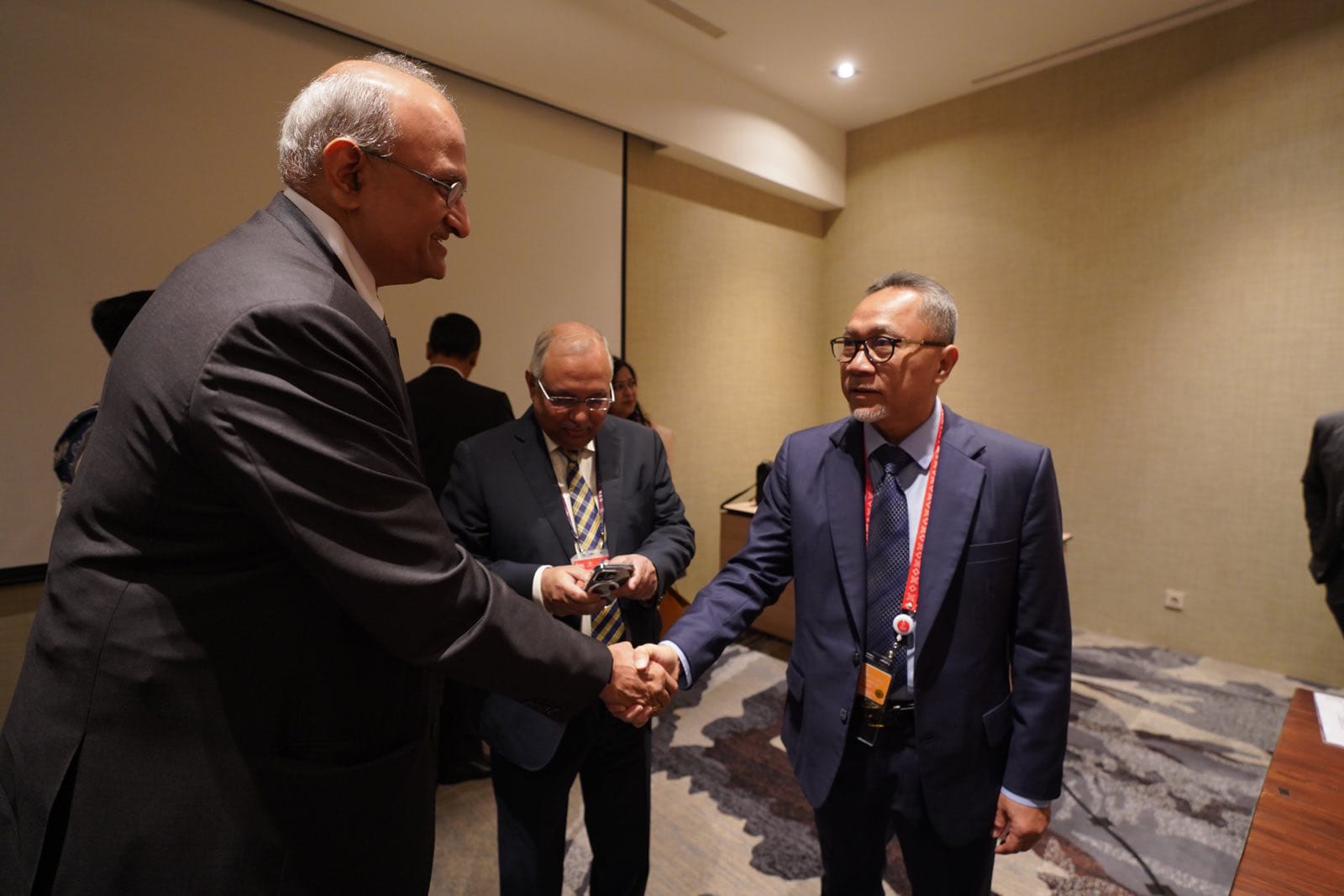 Caption: Menteri Perdagangan (Mendag) Zulkifli Hasan melakukan pertemuan dengan Direktur Jenderal Konfederasi Industri India (The Confederation of Indian Industry/CII) Candrajeet Banarje, di KTT G20, Bali, Senin (14/11). Foto: Istimewa - Image