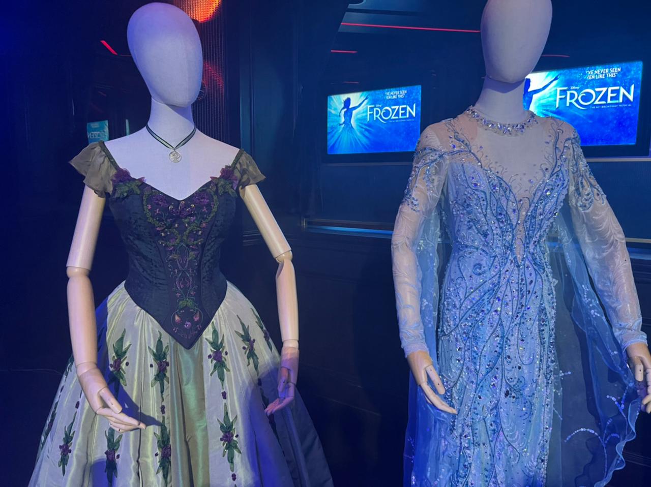 Kostum Elsa dan Anna untuk pertunjukan musikal Broadway dibuat dengan ribuan payet/Marieska Harya Virdhani - Image