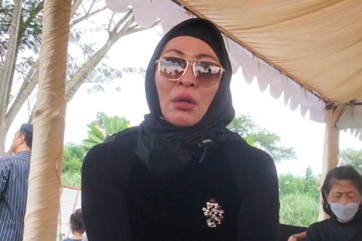 Angelina Sondakh di pemakaman San Diego Hills Karawang Jawa Barat, Rabu (2/11)./Abdul Rahman - Image