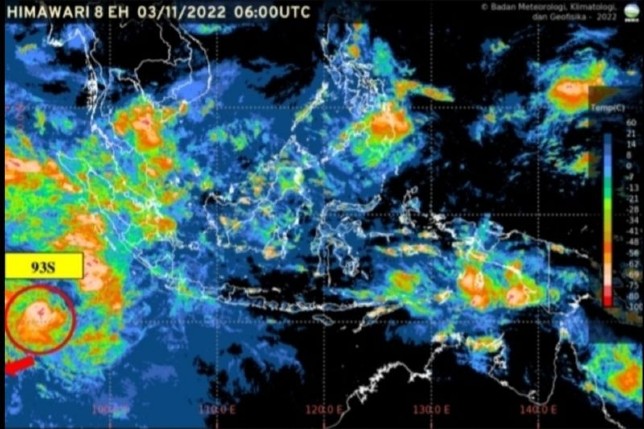 Tangkapan layar Badan Meteorologi Klimatologi dan Geofisika (BMKG) di Jakarta, Kamis (3/11), menampilkan bibit siklon tropis 93S di Samudera Hindia sebelah barat daya Sumatera. BMKG/Antara - Image