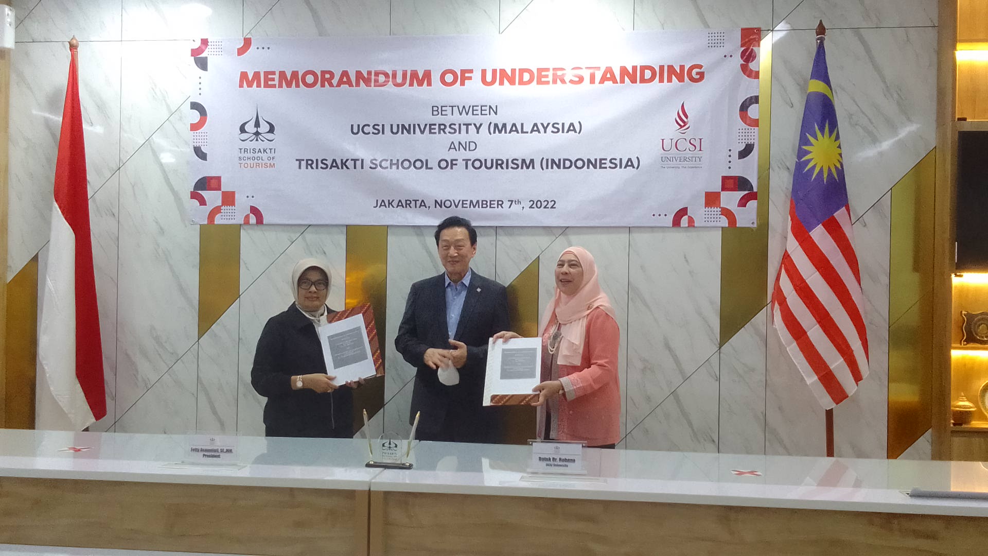 Sekolah Tinggi Pariwisata (STP) Trisakti menandatangani nota kesepahaman atau Memorandum of Understanding (MoU) dengan kampus swasta ternama di Malaysia, University College Sedaya Internasional (UCSI) terkait pertukaran pelajar. (Takzia Royyan/ JawaPos.co - Image