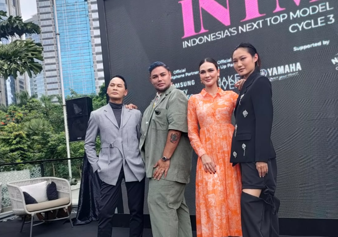 Luna Maya menjadi juri INTM Cycle 3 bersama Ivan Gunawan, Ayu Gani, dan Panca Makmun./istimewa - Image