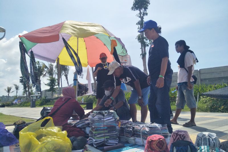 Penjual kaos dan suvenir panen rezeki berkat WSBK Mandalika 2022. (Antara) - Image