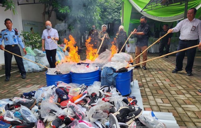 Kejari Semarang memusnahkan berbagai barang bukti kejahatan yang sudah berkekuatan hukum tetap di Semarang, Rabu (23/11). I. C. Senjaya/Antara - Image