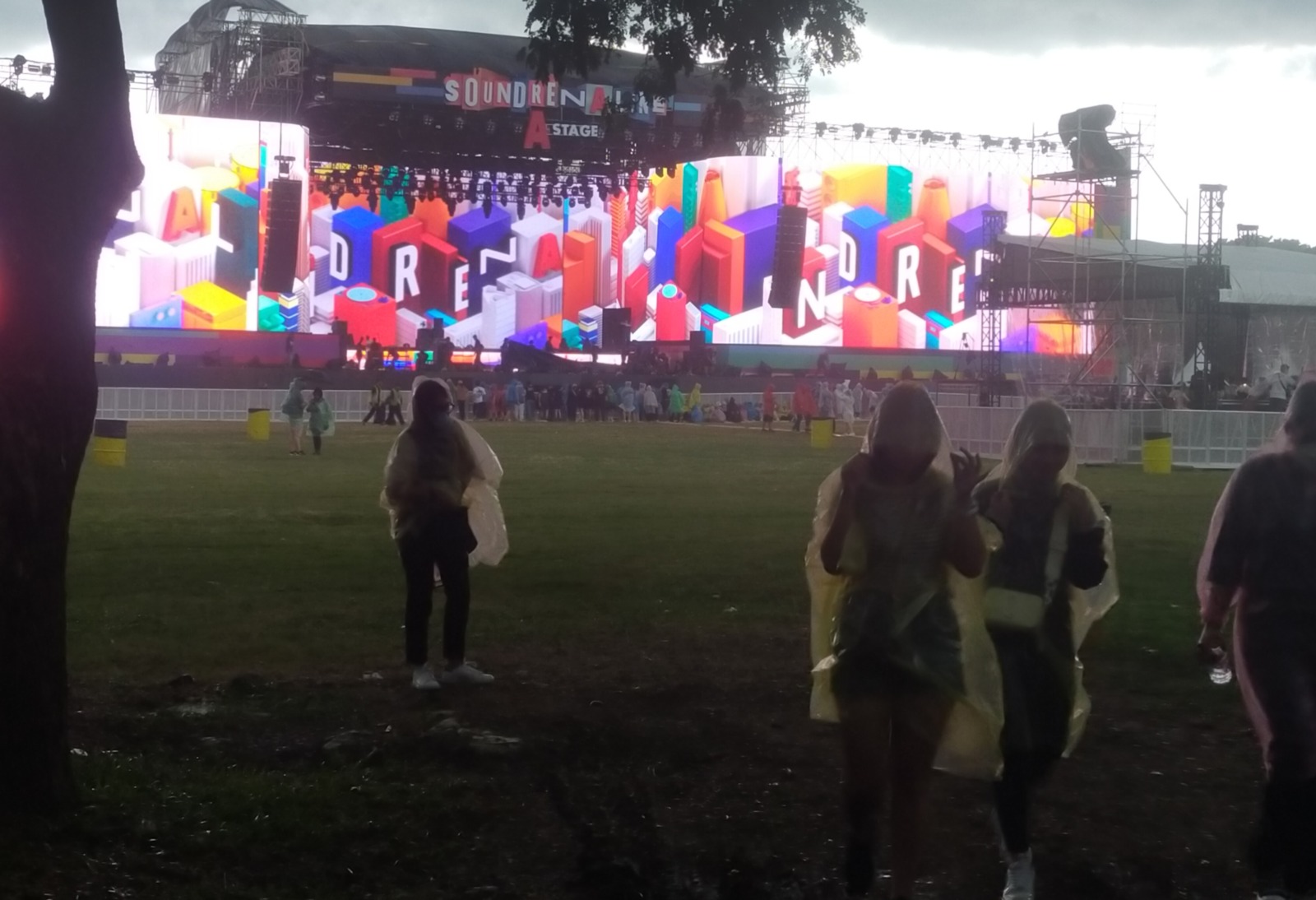 Hujan, Para Penonton Berhamburan di Panggung A Stage Soundrenaline./Abdul Rahman - Image