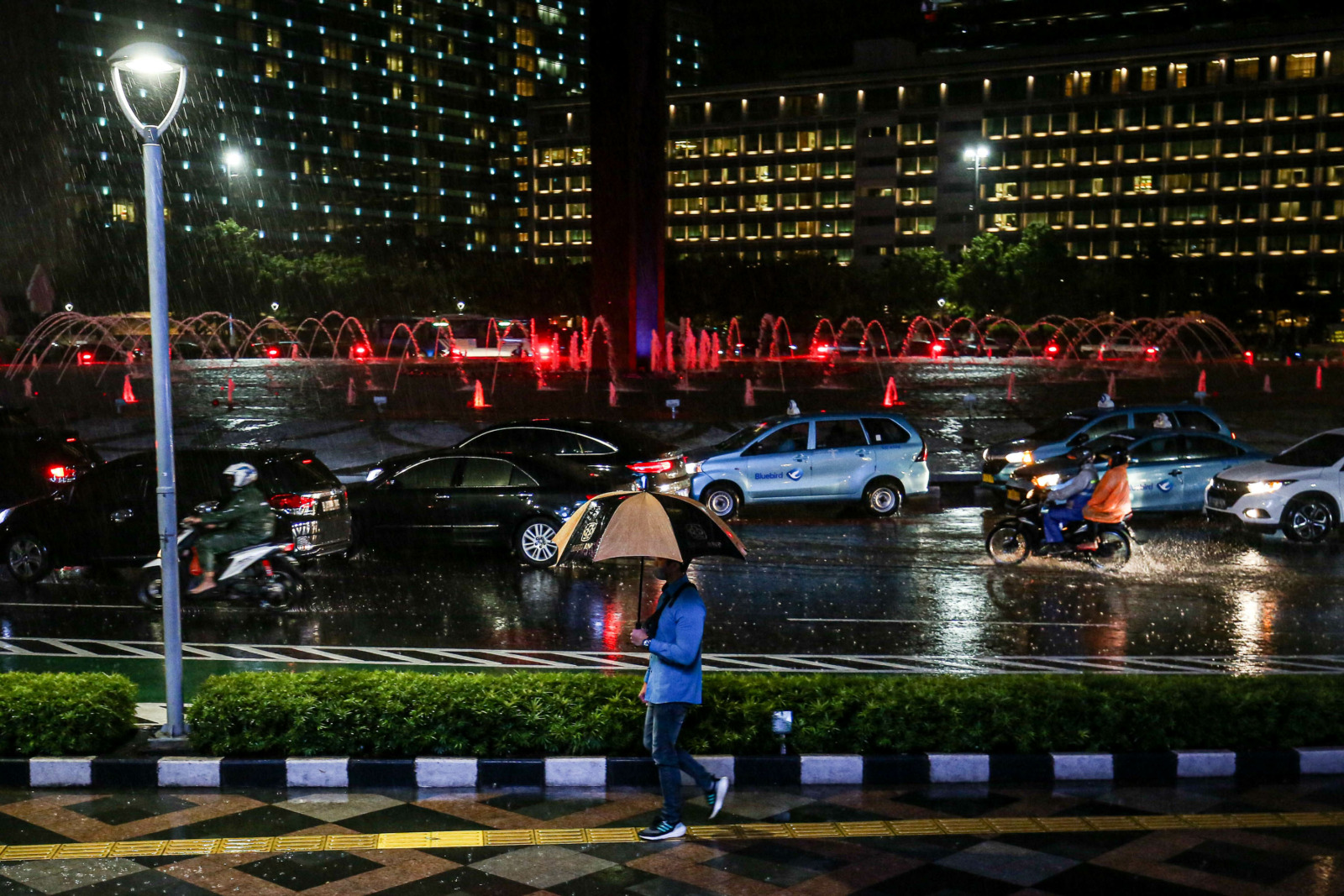 Kendaraan melintas saat hujan turun dikawasan Bundaran Hotel Indonesia Jakarta, Senin (28/11/2022). Menurut peringatan dini BMKG, 29 wilayah perlu waspada cuaca ekstrem hujan lebat disertai petir dan angin kencang. Tak hanya peringatan dini cuaca ekstrem, - Image