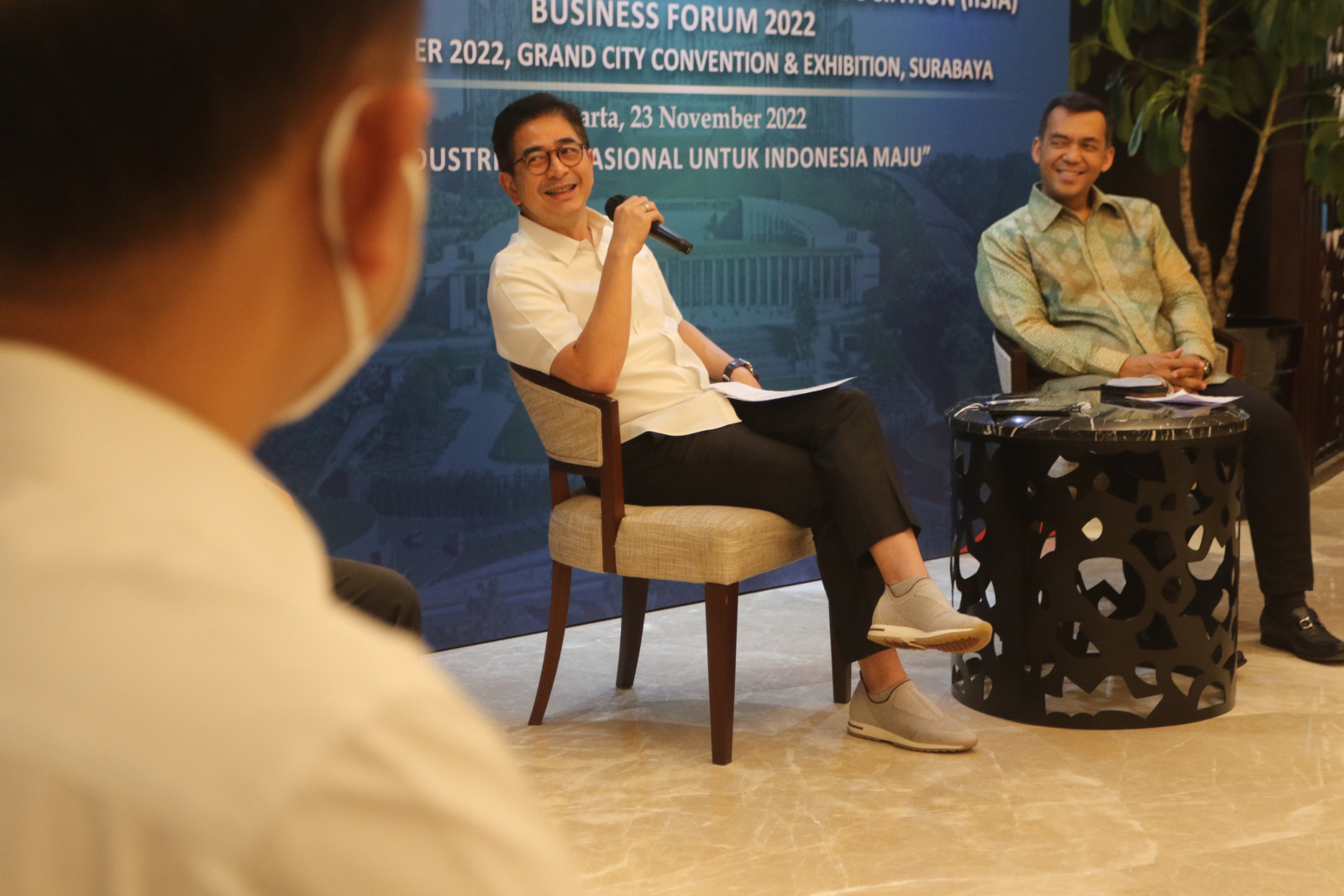 Ketua Umum Kamar Dagang dan Industri (Kadin) Indonesia, Arsjad Rasjid (kiri) bersama Chairman IISIA Silmy Karim (kanan) saat memberikan keterang pers IISIA Business Forum 2022 di Jakarta, Rabu (23/11/2022). Kamar dagang dan Industri (KADIN) Indonesia bers - Image