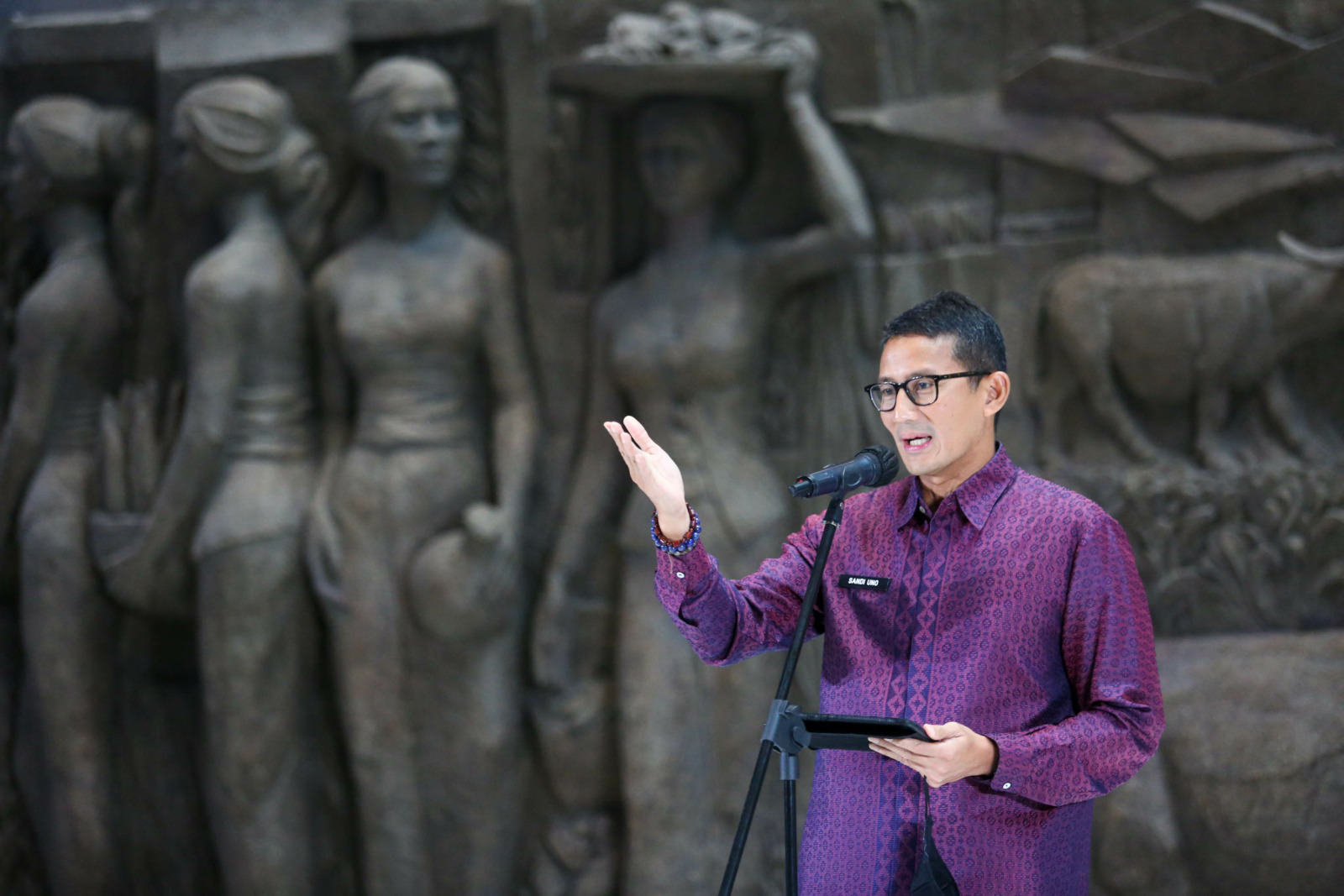 Menteri Pariwisata dan Ekonomi Kreatif Sandiaga Salahuddin Uno memberi sambutan saat acara Road to Legendary Brand Festival di Gedung Sarinah, Jakart, Kamis (10/11/2022). Guna meneruskan dukungan untuk menemani UMKM berjuang hadapi resesi global tahun dep - Image