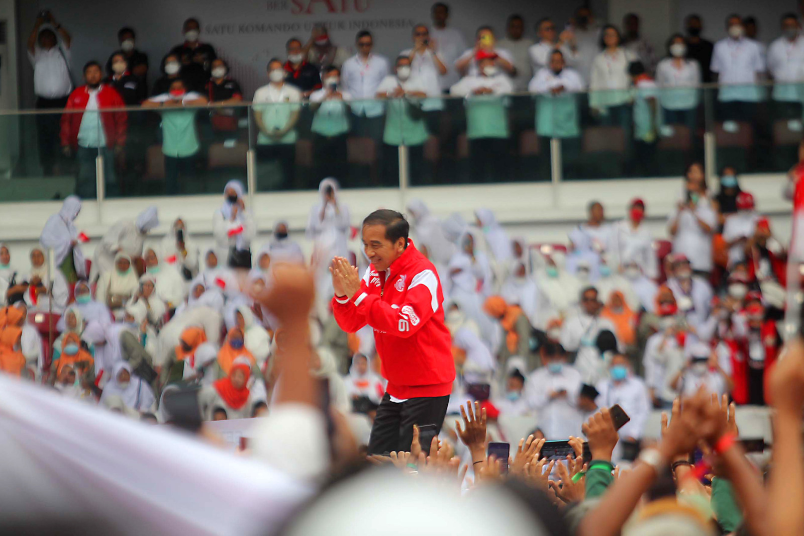 Presiden Joko Widodo menyapa relawan saat menghadiri acara Gerakan Nusantara Bersatu: Satu Komando Untuk Indonesia di Stadion Utama Gelora Bung Karno, Jakarta, Sabtu (26/11/2022). Gerakan Nusantara Bersatu dari berbagai elemen relawan Jokowi itu untuk men - Image