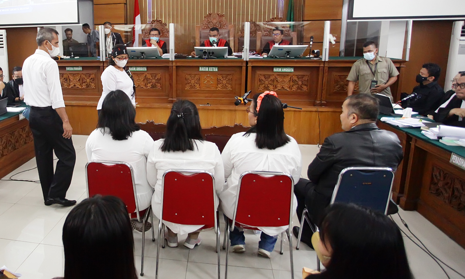 Keluarga Brigadir Nopriansyah Yosua Hutabarat (Brigadir J) menjadi saksi yang di hadirkan oleh Jaksa Penuntut Umum (JPU) di Pengadilan Negeri Jakarta Selatan, Selasa (1/11/2022). Dalam sidang tersebut JPU menghadirkan 12 orang saksi diantaranya orang tua - Image