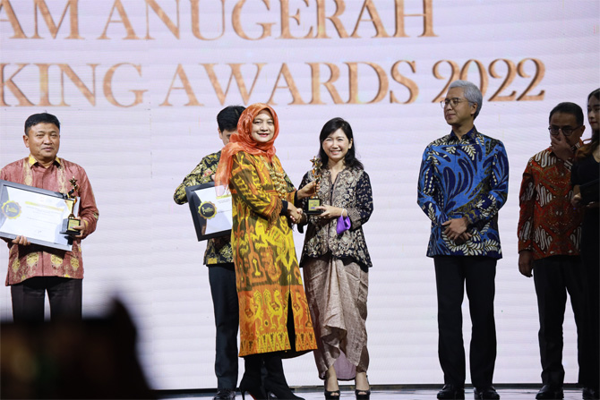 Kepala Eksekutif LPS, Lana Soelistianingsih memberikan salah satu penghargaan kepada salah satu pemenang kategori “Bank terbaik dalam Kepatuhan Pelaporan SCV (Single Customer View). - Image