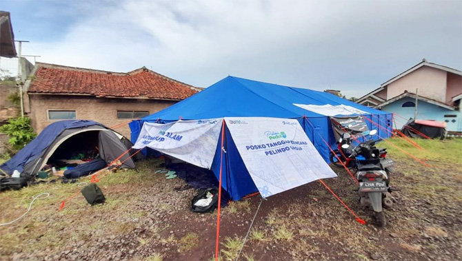 Pelindo bersama BUMN lainnya berkolaborasi untuk memberikan aksi cepat penanggulangan bencana gempa di Cianjur. Tim Relawan Pelindo yang berada di Posko Satgas Bencana BUMN siap 1x24 jam untuk membantu proses evakuasi dan membantu masyarakat yang membutuh - Image