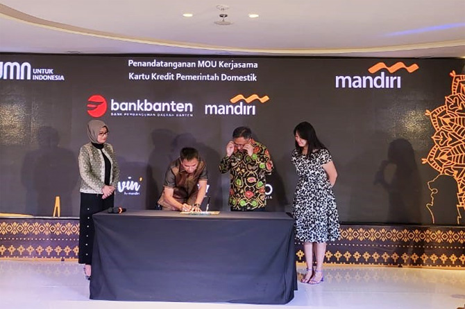 Direktur Utama Bank Banten, Dr. Agus Syabarrudin, bersama Direktur Treasury & International Banking, Panji Irawan, Senior Vice President International Banking & FI, Eka Fitria dan Senior Vice President Kartu Kredit, Erin Yang - Image