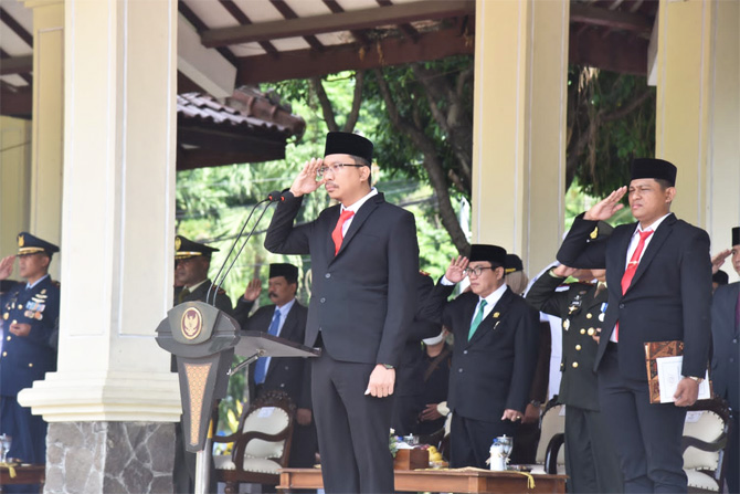 Bupati Sidoarjo H. Ahmad Muhdlor, S.IP memimpin upacara peringatan Hari Pahlawan ke 77 yang diikuti dari unsur TNI, Polri serta ASN dan pelajar Sidoarjo di Alun-alun Sidoarjo, Kamis, (10/11). - Image